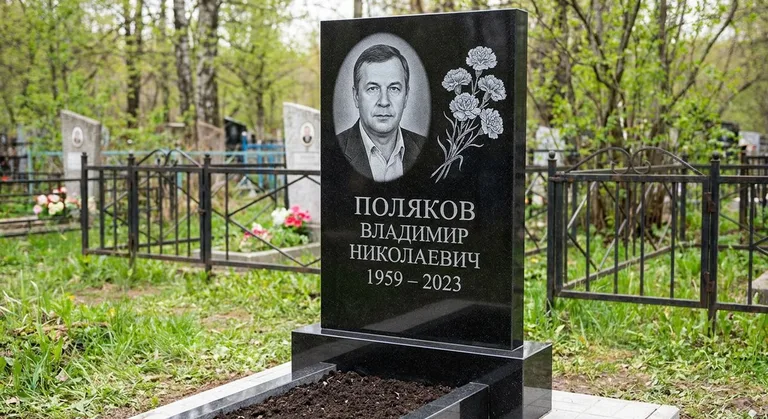 Памятник с гравировкой гвоздик — выполненная работа «Поляков» в Москве