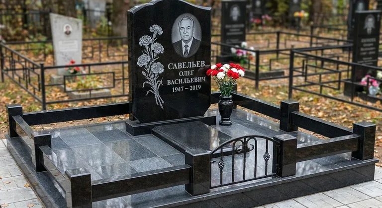 Памятник с гравировкой гвоздик — выполненная работа «Савельев» в Москве