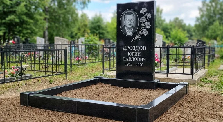 Памятник с гравировкой гвоздик — выполненная работа «Дроздов» в Москве