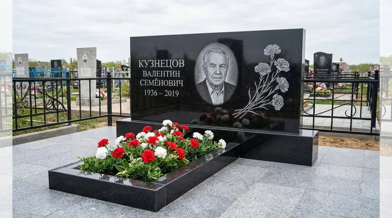 Памятник с гравировкой гвоздик — выполненная работа «Кузнецов» в Москве