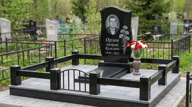Памятник с гравировкой гвоздик — выполненная работа «Орлов» в Москве
