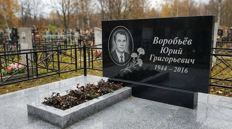 Памятник с гравировкой гвоздик — выполненная работа «Воробьёв» в Москве