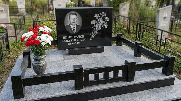 Памятник с гравировкой гвоздик — выполненная работа «Виноградов» в Москве