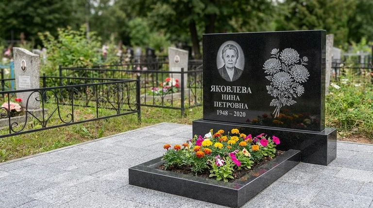 Памятник с гравировкой хризантем — выполненная работа «Соколов» в Москве