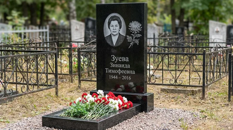 Памятник с гравировкой хризантем — выполненная работа «Зуева» в Москве