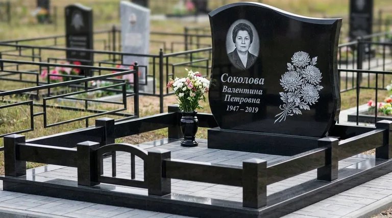 Памятник с гравировкой хризантем — выполненная работа «Соколова» в Москве