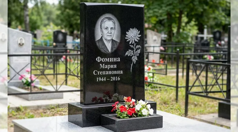 Памятник с гравировкой хризантем — выполненная работа «Фомина» в Москве
