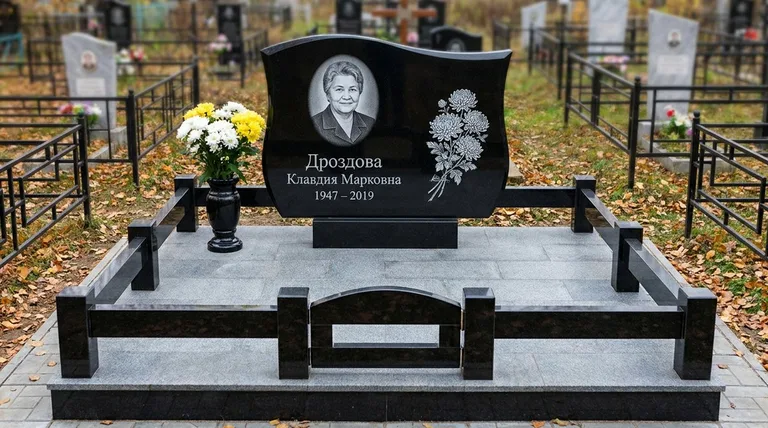 Памятник с гравировкой хризантем — выполненная работа «Дроздова» в Москве