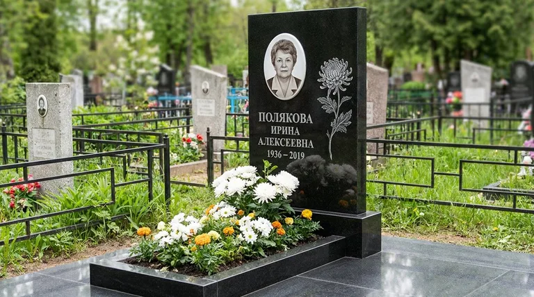 Памятник с гравировкой хризантем — выполненная работа «Полякова» в Москве