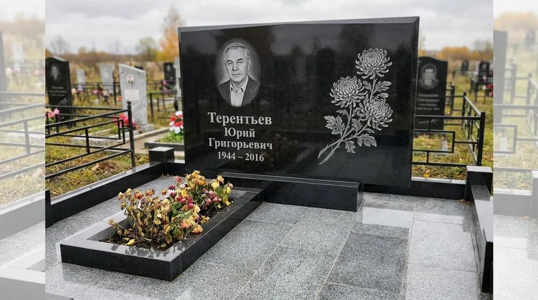 Памятник с гравировкой хризантем — выполненная работа «Терентьев» в Москве
