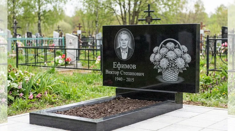 Памятник с гравировкой хризантем — выполненная работа «Ефимов» в Москве