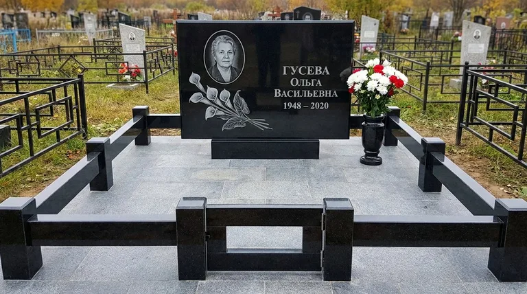Памятник с гравировкой калл — выполненная работа «Гусева» в Москве