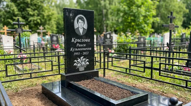 Памятник с гравировкой калл — выполненная работа «Крылова» в Москве