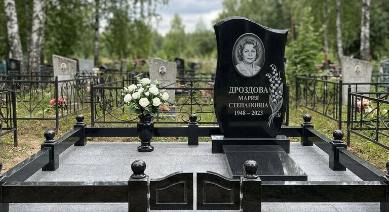 Гравировка ландышей на памятник в Москве — пример работы на граните