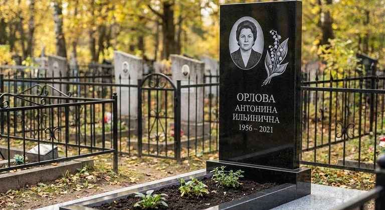 Памятник с гравировкой ландышей — выполненная работа «Орлова» в Москве