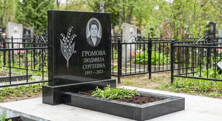 Памятник с гравировкой ландышей — выполненная работа «Громова» в Москве