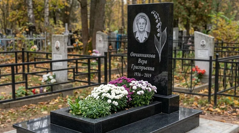 Памятник с гравировкой ландышей — выполненная работа «Овчинникова» в Москве