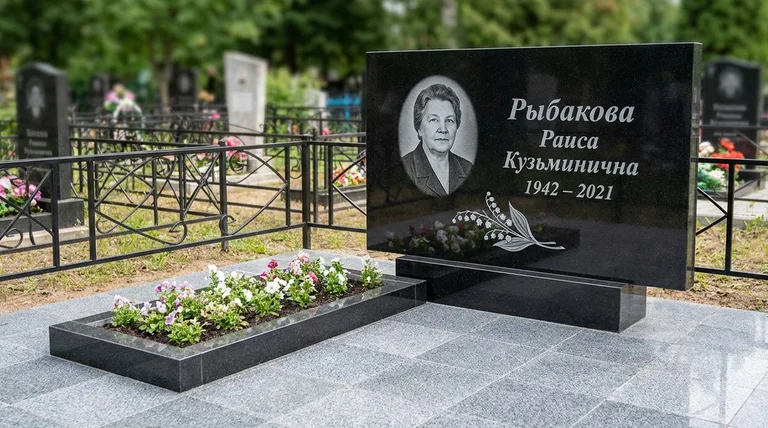 Памятник с гравировкой ландышей — выполненная работа «Рыбакова» в Москве