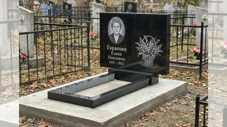 Памятник с гравировкой ландышей — выполненная работа «Тарасова» в Москве