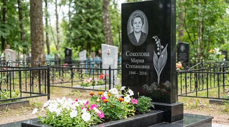 Памятник с гравировкой ландышей — выполненная работа «Соколова» в Москве