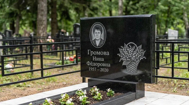 Памятник с гравировкой ландышей — выполненная работа «Громова» в Москве