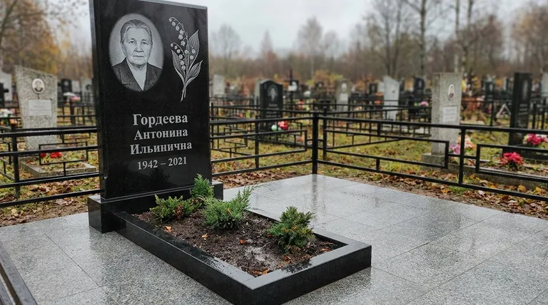 Памятник с гравировкой ландышей — выполненная работа «Гордеева» в Москве