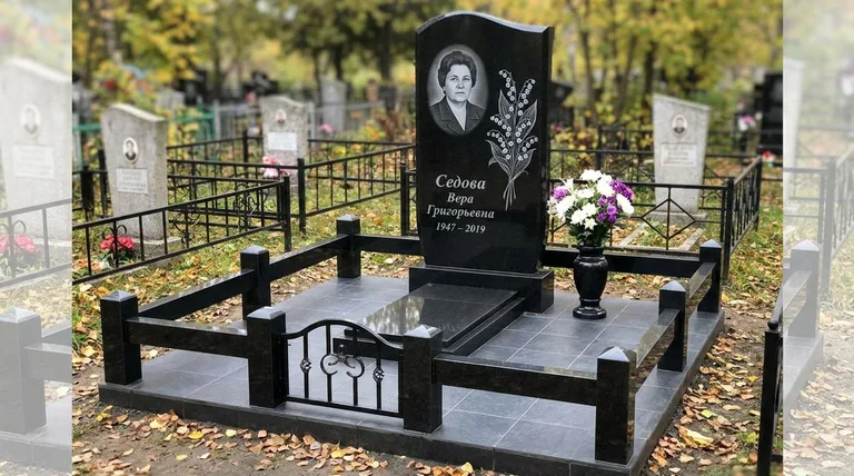 Памятник с гравировкой ландышей — выполненная работа «Седова» в Москве