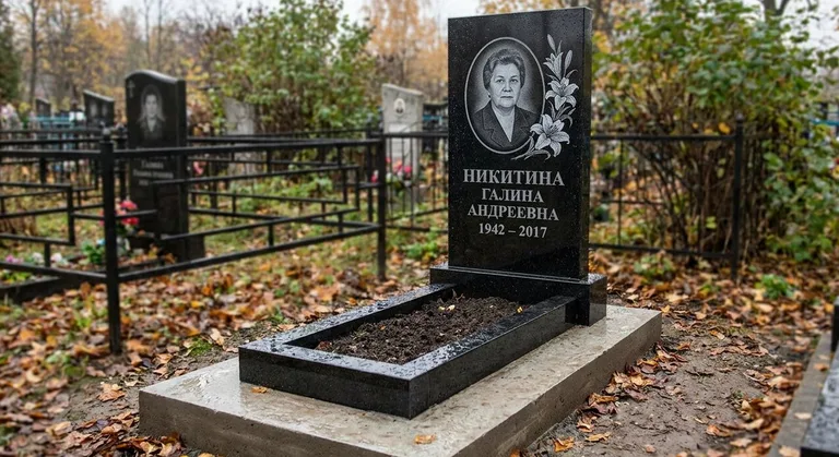 Памятник с гравировкой лилий — выполненная работа «Никитина» в Москве