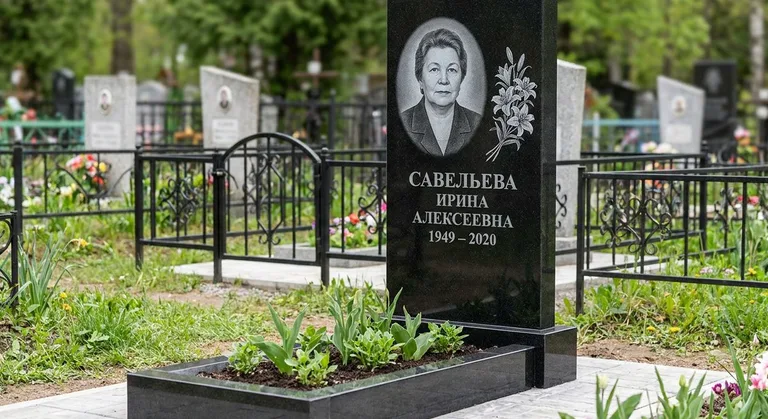 Памятник с гравировкой лилий — выполненная работа «Савельева» в Москве