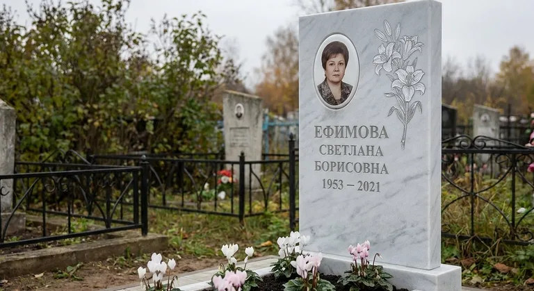 Памятник с гравировкой лилий — выполненная работа «Ефимова» в Москве