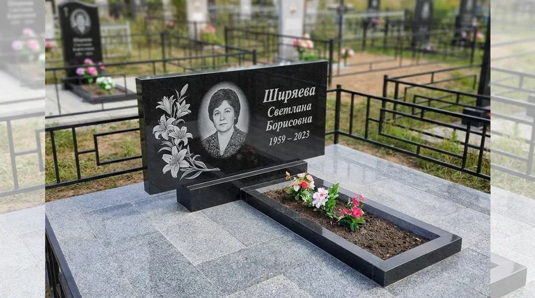 Памятник с гравировкой лилий — выполненная работа «Ширяева» в Москве