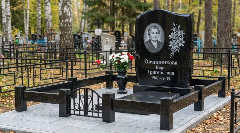 Памятник с гравировкой лилий — выполненная работа «Овчинникова» в Москве