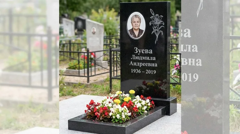 Памятник с гравировкой лилий — выполненная работа «Зуева» в Москве