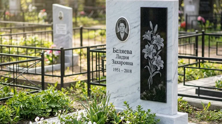 Памятник с гравировкой лилий — выполненная работа «Беляева» в Москве