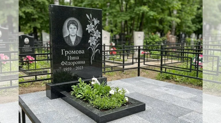 Памятник с гравировкой лилий — выполненная работа «Громова» в Москве