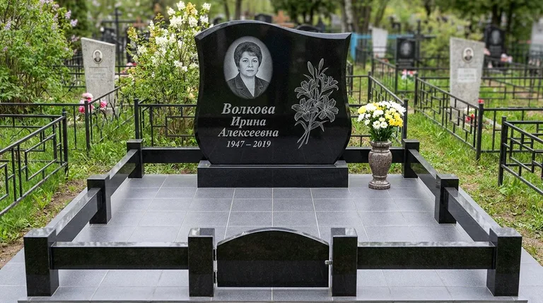 Памятник с гравировкой лилий — выполненная работа «Волкова» в Москве