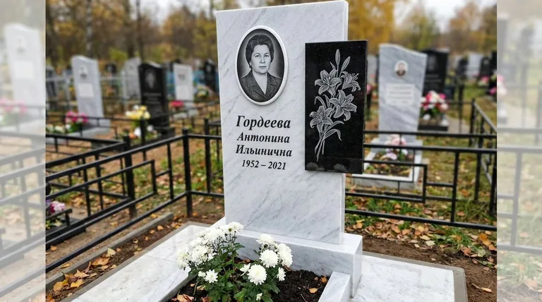 Памятник с гравировкой лилий — выполненная работа «Гордеева» в Москве