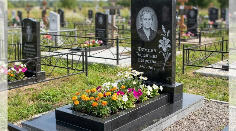 Памятник с гравировкой лилий — выполненная работа «Фомина» в Москве
