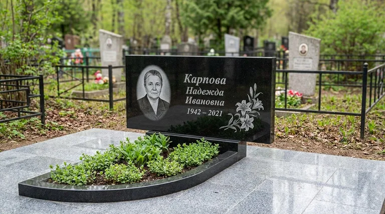 Памятник с гравировкой лилий — выполненная работа «Карпова» в Москве