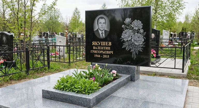 Памятник с гравировкой пионов — выполненная работа «Якушев» в Москве
