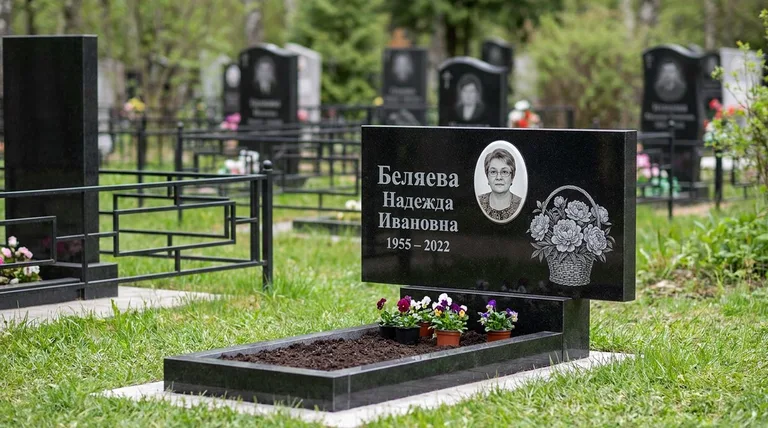 Памятник с гравировкой пионов — выполненная работа «Беляева» в Москве