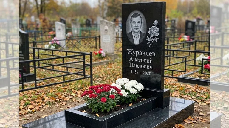 Памятник с гравировкой пионов — выполненная работа «Журавлёв» в Москве