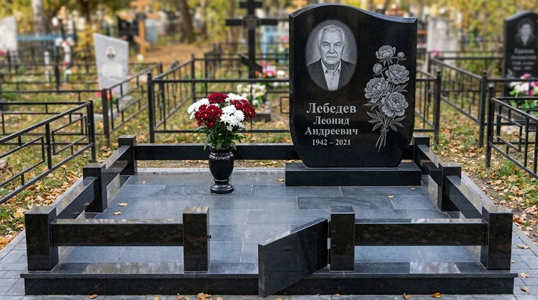 Памятник с гравировкой пионов — выполненная работа «Лебедев» в Москве