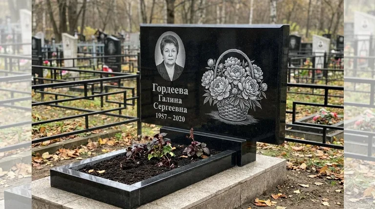 Памятник с гравировкой пионов — выполненная работа «Гордеева» в Москве