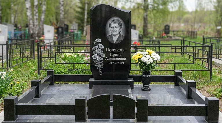 Памятник с гравировкой ромашек — выполненная работа «Полякова» в Москве