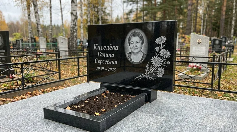 Памятник с гравировкой ромашек — выполненная работа «Киселёва» в Москве