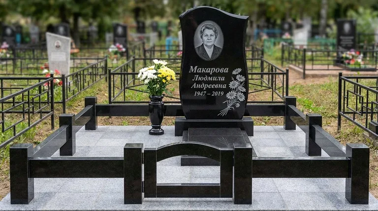 Памятник с гравировкой ромашек — выполненная работа «Макарова» в Москве