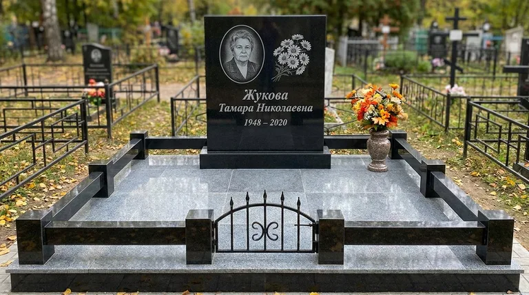 Памятник с гравировкой ромашек — выполненная работа «Жукова» в Москве