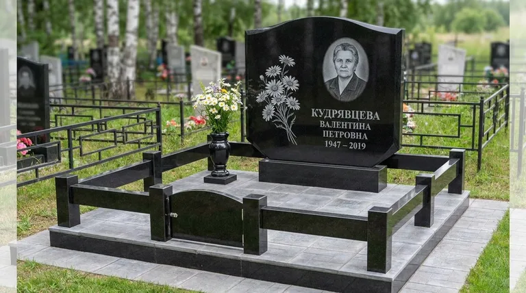 Памятник с гравировкой ромашек — выполненная работа «Кудрявцева» в Москве