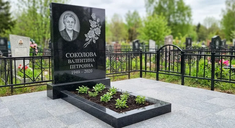 Памятник с гравировкой роз — выполненная работа «Соколова» в Москве